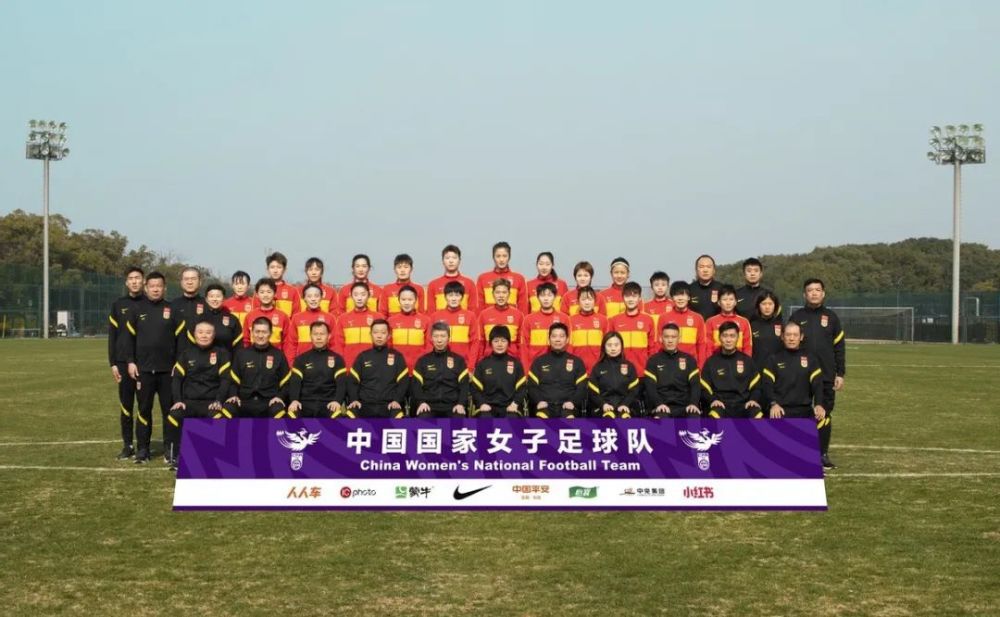 ”此役，乔治出战37分钟，投篮18中6，三分球10中3，拿到15分1板10助；莱昂纳德出战35分钟，投篮17中9，其中三分球2中2，罚球4中3，拿到23分7篮板2抢断的数据。